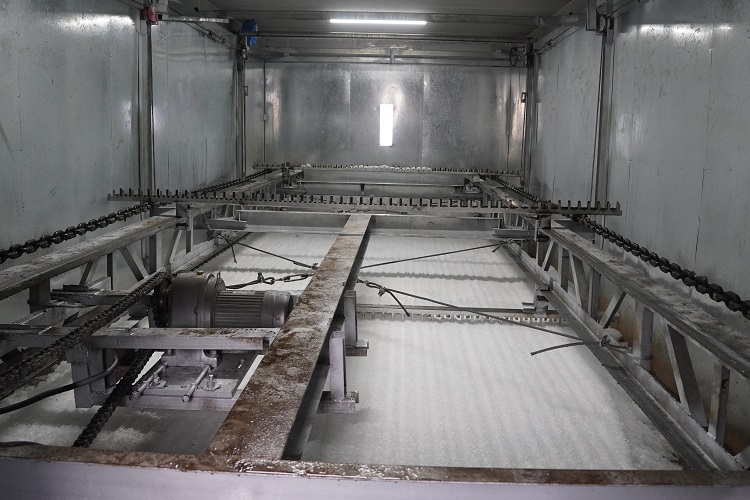 Scherbeneismaschine mit automatischem Recheneissystem, installiert in der Mischanlage.JPG