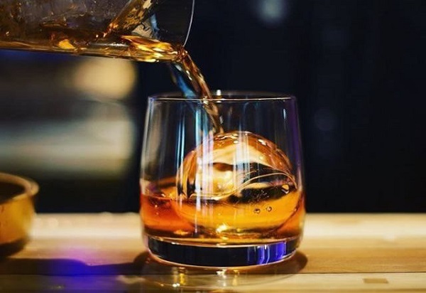 Eisball für Whisky